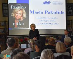 Maria Pakulnis przemawia do zebranej publiczności