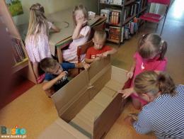 Dzieci podczas zajęć w bibliotece