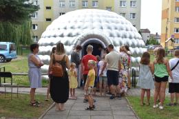 Uczestnicy-zaj-wchodz-do-planetarium