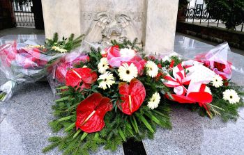 Na zdjęciu znajdują się wiązanki złożone przez przedstawicieli władz samorządnych oraz powiatu przy pomniku Tadeusza Kościuszki w Busku-Zdroju podczas obchodów 230. rocznicy uchwalenia Konstytucji 3 Maja.
