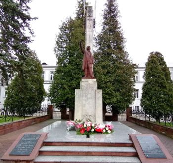 Na zdjęciu znajduje się pomnik Tadeusza Kościuszki w Busku-Zdroju przy którym złożono wiązanki podczas obchodów 230. rocznicy uchwalenia Konstytucji 3 Maja.